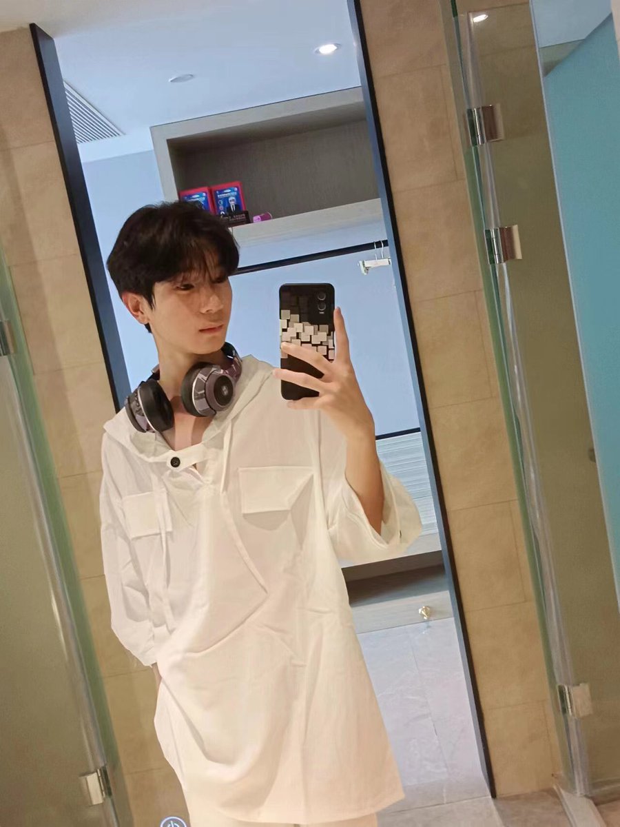 gayboyspa's tweet photo. 重庆小哥哥還有一批陪伴你的全功能小哥哥，讓您孤身旅行不寂寞，全國都行唷，另外泰國也能安排圈內私人導遊，讓您完完全全體驗泰國風情，從接機到送機安排座駕一路包，也能泰國代購，詳情請微信私聊 https://t.co/JeHXwSd0XX