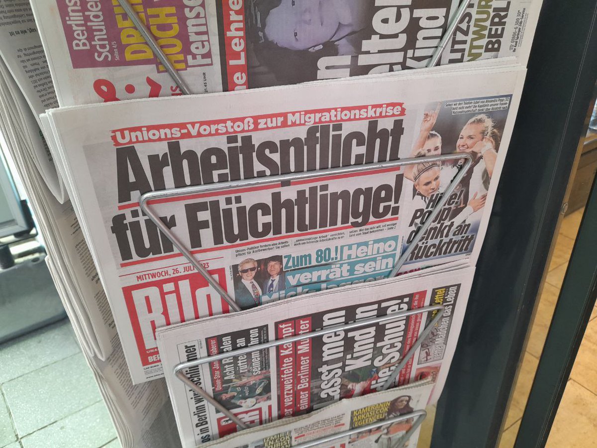 Wie perfide 1 Arbeitspflicht für Menschen zu fordern, die gar nicht arbeiten dürfen. Die Arbeitserlaubnis wäre der Einstieg in ein menschenwürdiges Leben und alle, die arbeiten, tragen zur Stärkung der Sozialsysteme bei. 
Für das Recht auf bezahlte Arbeit, auch für Geflüchtete!