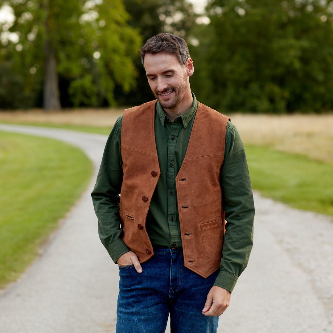 Embrace the Wild West in this summer heat with a suede leather vest.

Shop now
bit.ly/3CQWwsG  

#HideparkLeather #WasitcoatWednesday #WasitcoatStyle #LeatherWaistcoat #SuedeWaistcoat #SuedeJacket #MensFashion #MensSuede #MensSummerStyle