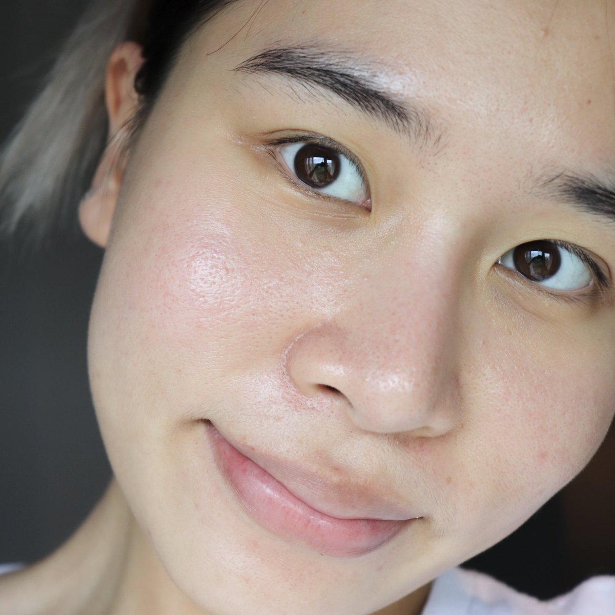 hwapunch's tweet photo. ขึ้นแท่นน้ำตบลูกรัก จาก Eucerin ที่ใช้เป็นขวดที่2ละ ใช้ดีมากๆๆๆๆ ช่วงไหนผิวโทรมๆจะเพิ่มตัวนี้เข้าไปในรูทีนด้วยให้ผิวชุ่มชื้นขึ้น ผิวดูเฟรชขึ้นมาเลยช่วยทั้งเรื่องผิวใส+ผิวฟู จากหน้าโทรมๆดูเป็นคนนอนเต็มอิ่มเลยอะ แล้วจริงๆเค้าช่วยเรื่องลดรอยดำได้ด้วยนะ ขวดนี้คือปังจิง #ใช้ดีบอกต่อ https://t.co/9SSWjQq6vh