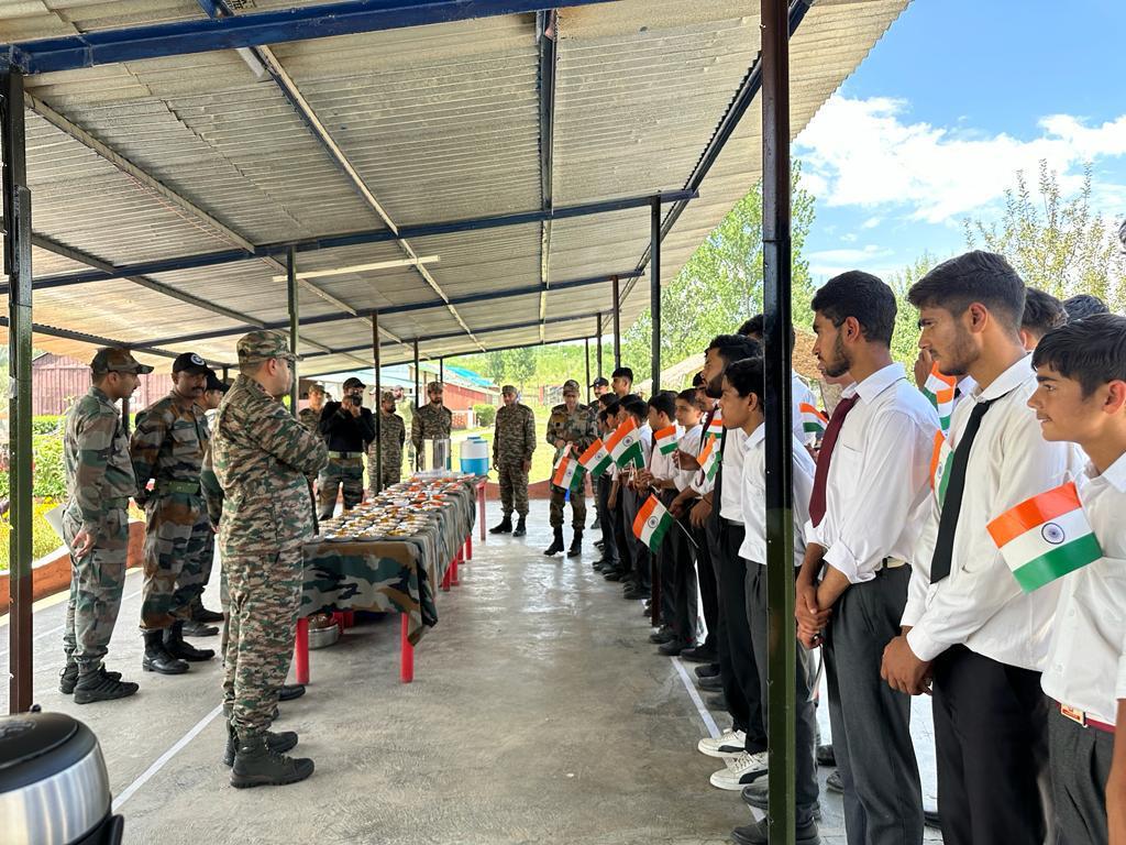 Mantash56627002's tweet photo. WREATH LAYING CEREMONY ON THE OCCASION OF KARGIL VIJAY DIWAS
On 26 Jul 2023,Indian Army celebrated
Kargil Vijay Diwas on 24th Anniversary of Kargil Victory at Uplona Army Camp
105 Indls attended the ceremony to incl local youth,panch/sarpanch &amp; ESM 
#adgpi
#KVD2023
#ChinarCorps https://t.co/7w88XHtEcx