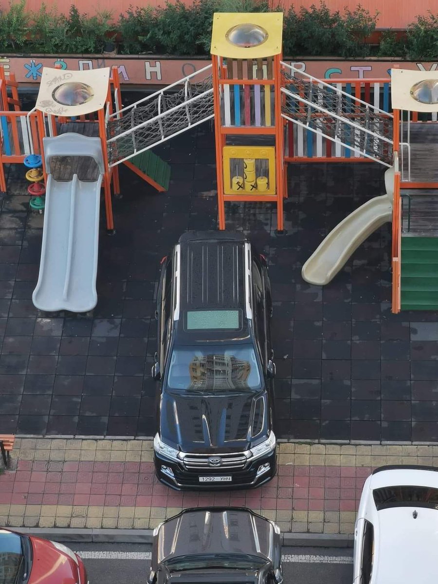 Том машинтай хүмүүсийн дийлэнх нь жижэг тархитай байдаг даа. Ер нь ямар ухаантай хүн хотод ийм зардалтай машин унах вэ дээ