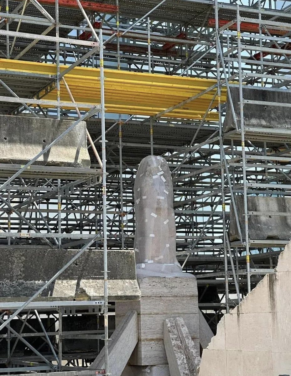 Não sei quem teve a ideia de esconder a escultura do Cutileiro assim mas está de parabéns.

🤡🤡🤡