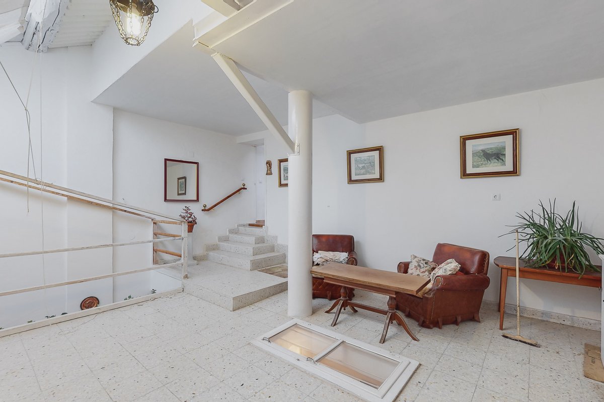 Inmo_DDC's tweet image. Si estás buscando tu nueva #casa en un pueblo un pueblo histórico y a 45 min. de #Pamplona, descubre esta oportunidad 😍

Una #unifamiliar muy especial situada en la Calle Mayor de #LosArcos, con dos plantas, dos entreplantas y el precio perfecto para que la #reformes a tu gusto.