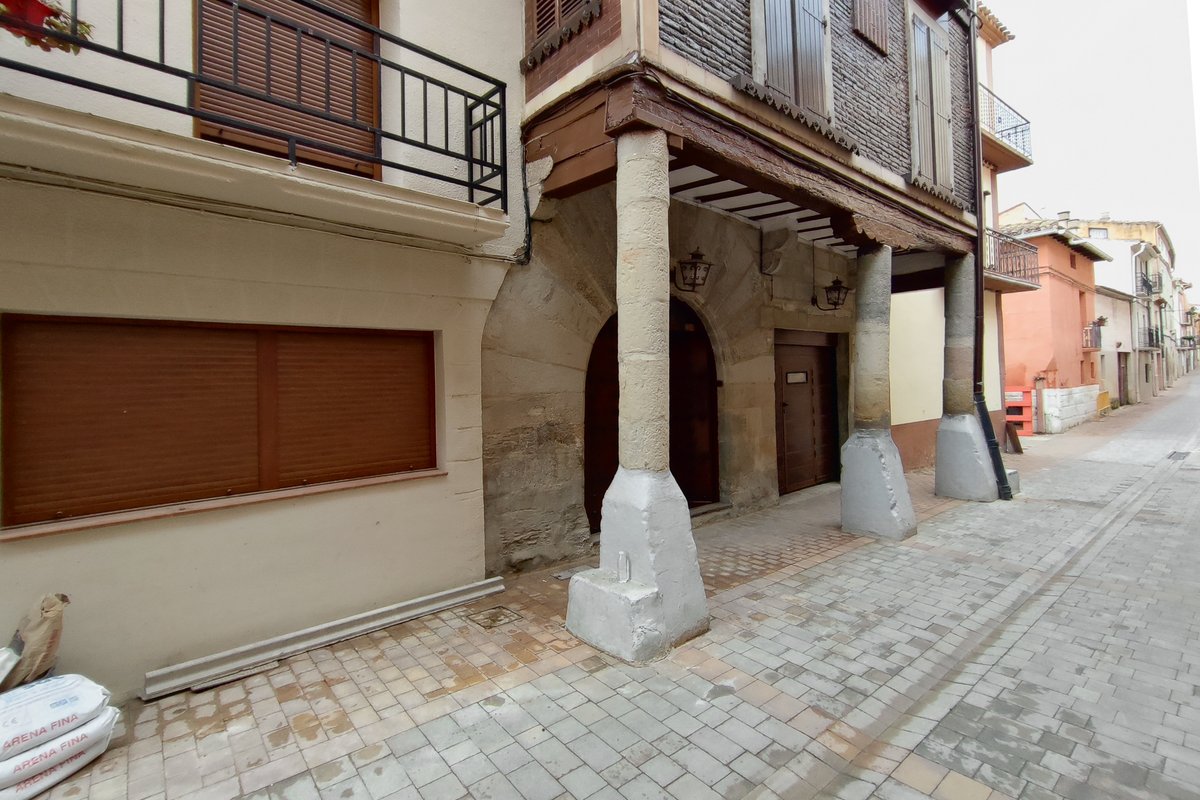 Inmo_DDC's tweet image. Si estás buscando tu nueva #casa en un pueblo un pueblo histórico y a 45 min. de #Pamplona, descubre esta oportunidad 😍

Una #unifamiliar muy especial situada en la Calle Mayor de #LosArcos, con dos plantas, dos entreplantas y el precio perfecto para que la #reformes a tu gusto.