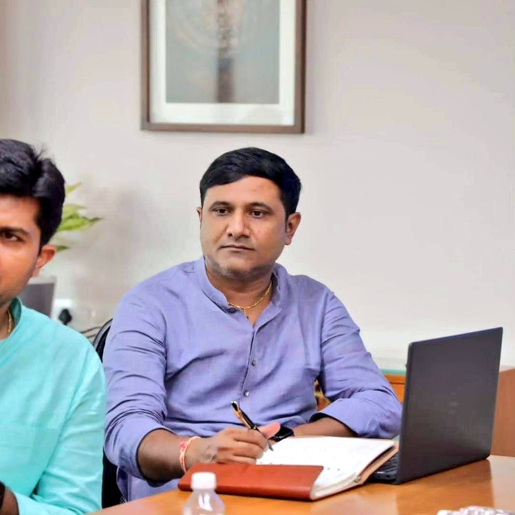 himanshupunsari's tweet photo. રાજ્યના ગૃહમંત્રી શ્રી @sanghaviharsh સાહેબની અધ્યક્ષતામાં યુવા બોર્ડ દ્વારા કરવામાં આવનાર કાર્યક્રમના આયોજન સંદર્ભે મિટિંગ યોજાઈ. જેમાં વિભાગના વડા શ્રી અશ્વિનીકુમાર (IAS), પ્રદેશ યુવા મોરચાના પ્રમુખ શ્રી @DrPrashantkorat, મહામંત્રી શ્રી @NareshDesai_ સાથે ઉપસ્થિત રહ્યા હતા. https://t.co/MNjVwtJdgl