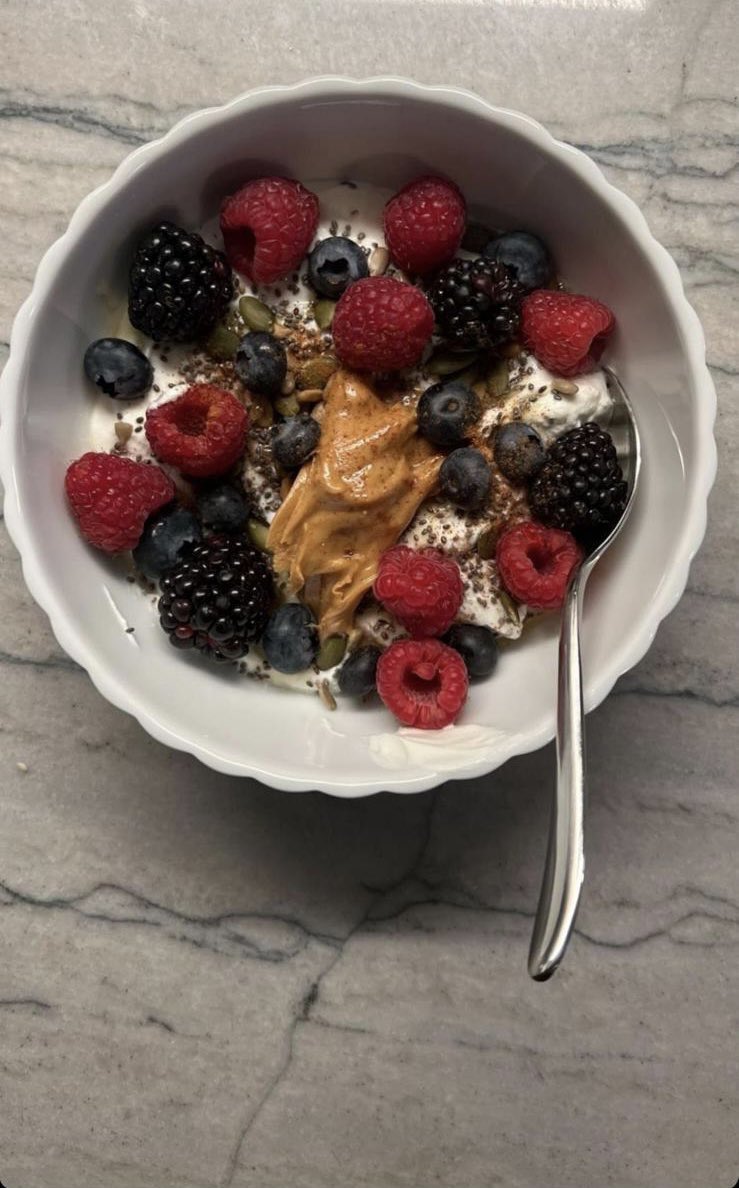 dalallov4's tweet photo. My breakfast was good 😊 
#breakfast #blueberry #beanut https://t.co/3XkRbCR2lj