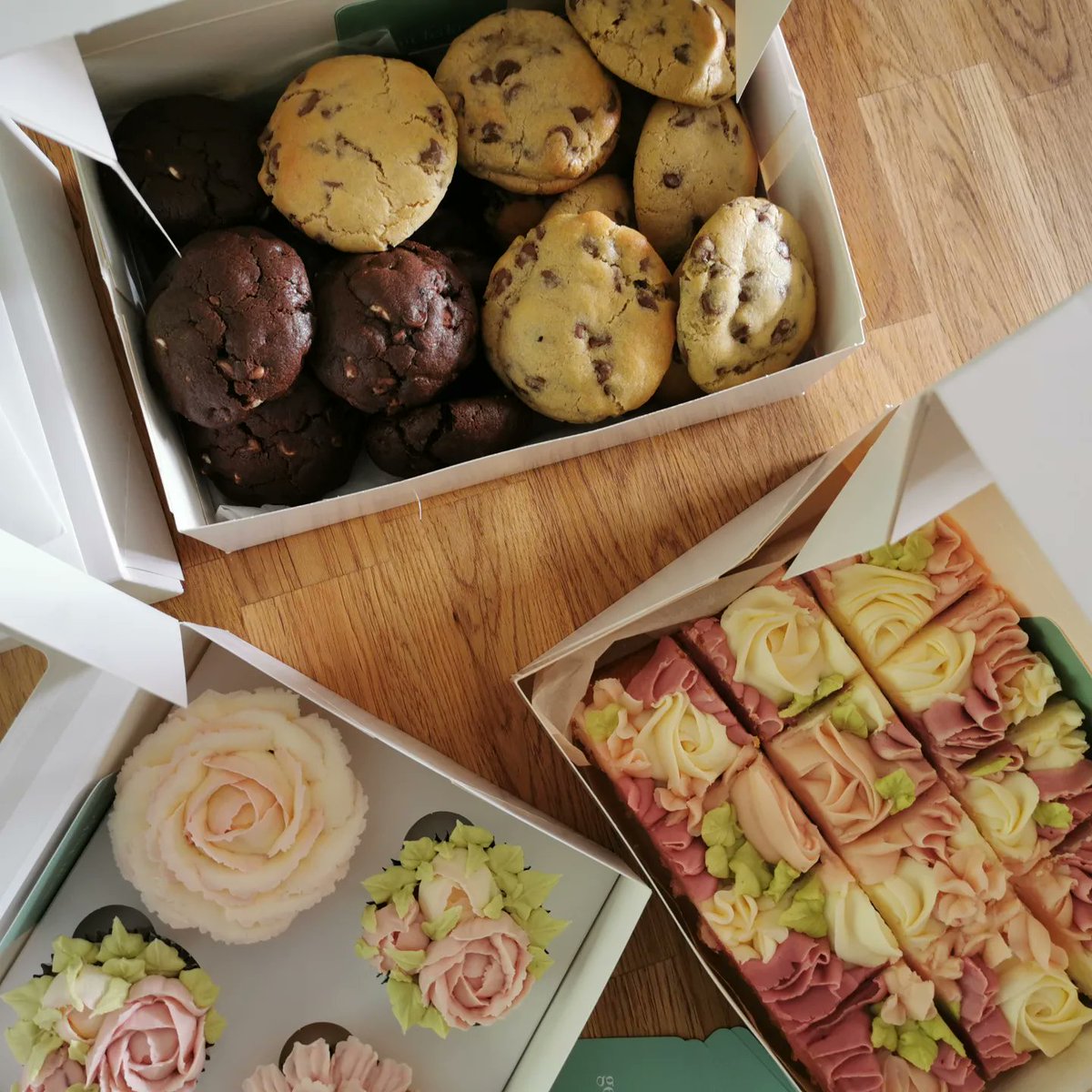 Gem_Bakes's tweet photo. School staff treats! 😘 A huge thank you to my 5-year-old's fantastic teachers, TAs and all school staff @SilsdenPrimary 🎉 You all need a treat for coping with him 😝
#cupcakes #cupcakedecorating #floralcupcakes #schoolcake #traybake #SchoolsOut https://t.co/mq1YQQd0gO