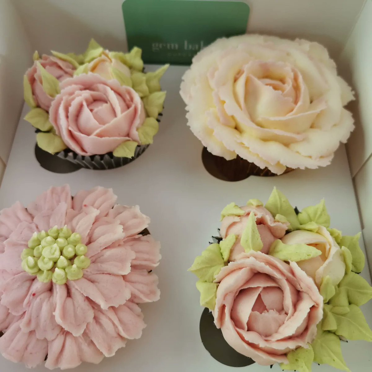 Gem_Bakes's tweet photo. School staff treats! 😘 A huge thank you to my 5-year-old's fantastic teachers, TAs and all school staff @SilsdenPrimary 🎉 You all need a treat for coping with him 😝
#cupcakes #cupcakedecorating #floralcupcakes #schoolcake #traybake #SchoolsOut https://t.co/mq1YQQd0gO