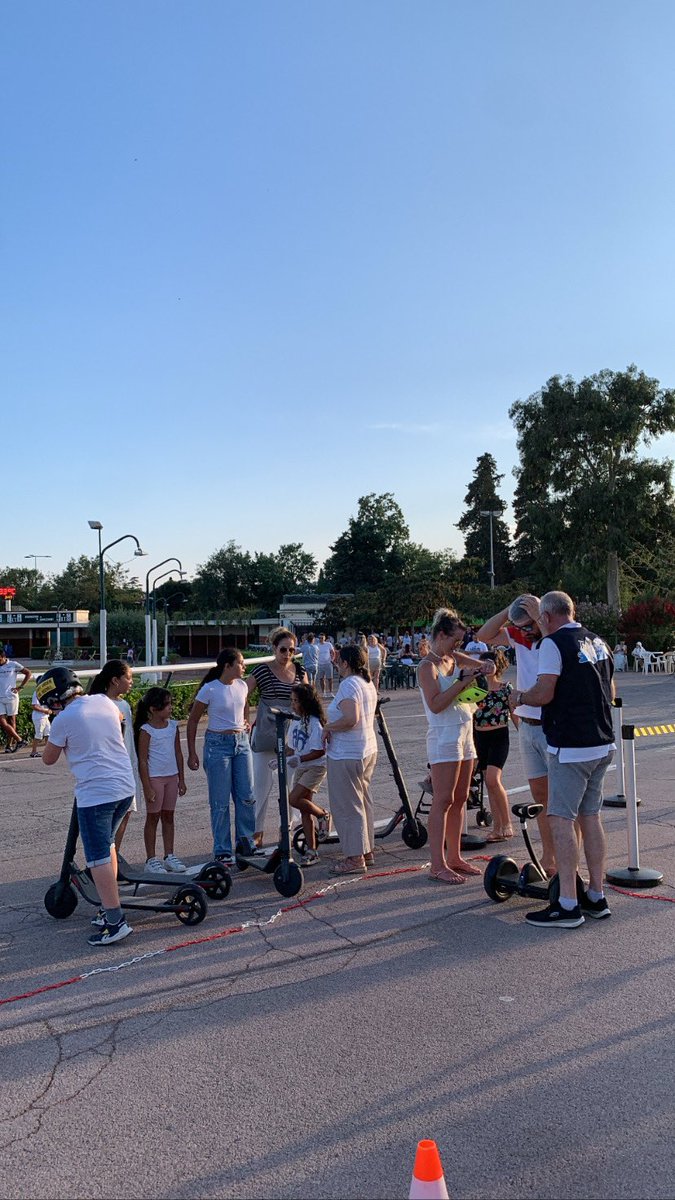 EstLGADDICTION's tweet photo. 🐎 Super action à l’Hippodrome de #CagneSurMer avec @JeromeViaud !
Beaucoup d’énergie et de pédagogie pour sensibiliser petits et grands à l’importance de respecter le code de la route y compris en trottinette électrique. 🛴
😄 Avec @GADDICTIONfr, on garde toujours le smile ! https://t.co/r5yrRdz9me