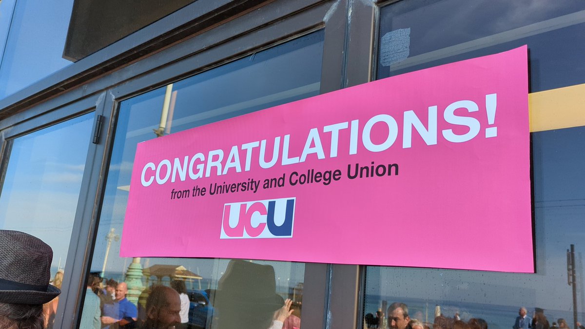 Fab support from students at today's graduation.

Loads of students rocking pink and purple 'Hands off our tutors' sashes 🤩
_
Over 100 lecturers being made redundant.

There is no education without educators!

#BoycottBrightonUni
#SaveBrightonUni
#MAB
#BrightonEffect
#ucuRISING