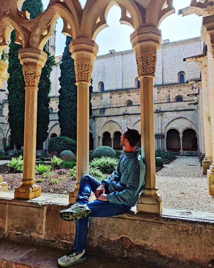 ⛪ El claustre major del @MonestirPoblet és una joia arquitectònica del segle XIII que comunica els espais principals. Els bells capitells compten amb motius geomètrics i vegetals.  

📷 encantsdelcamp, imatge_medieval, jensinscotland, damolo82

#CostaDaurada
