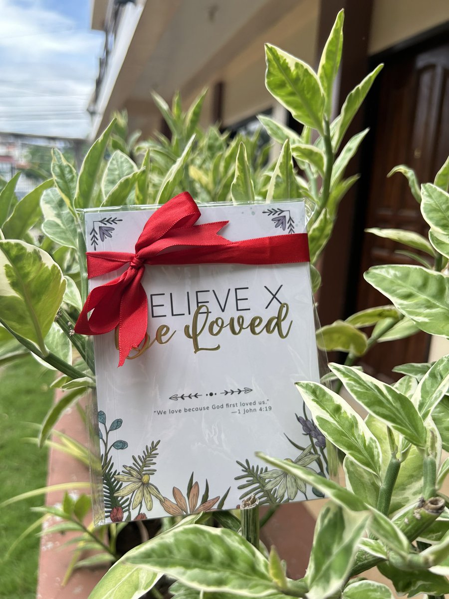l_glaze's tweet photo. A personal token, not that much but comes from our hearts ! @MsREAL16 

Me: I gave her the book 
Belle: ohh thank you, Colleen Hover?
Me: yes Belle, I know you love her 🥹

Then she hugged me 🥹😍

Hanggang ngayon di parin nag sync in na she hugged me and we had a little chitchat https://t.co/8YhTdl4SXE