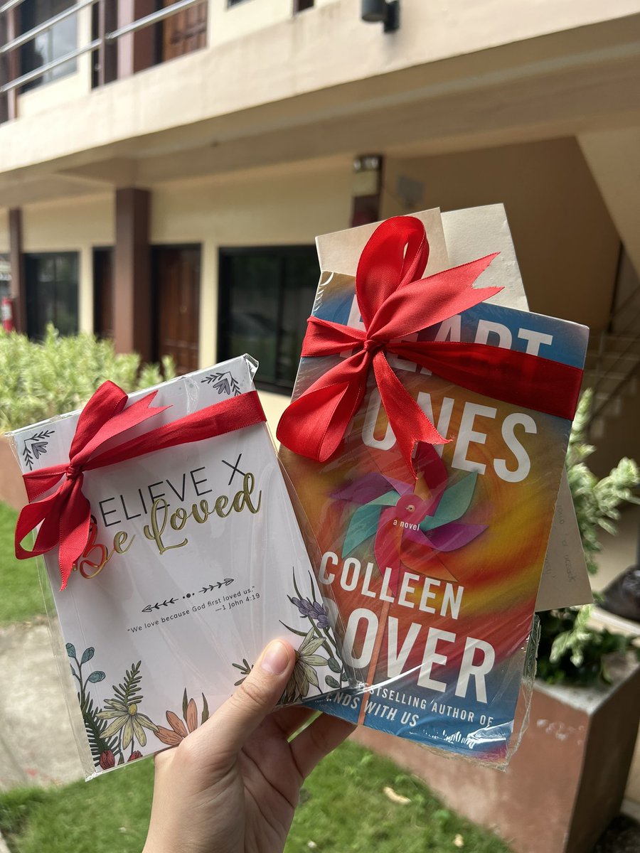 l_glaze's tweet photo. A personal token, not that much but comes from our hearts ! @MsREAL16 

Me: I gave her the book 
Belle: ohh thank you, Colleen Hover?
Me: yes Belle, I know you love her 🥹

Then she hugged me 🥹😍

Hanggang ngayon di parin nag sync in na she hugged me and we had a little chitchat https://t.co/8YhTdl4SXE