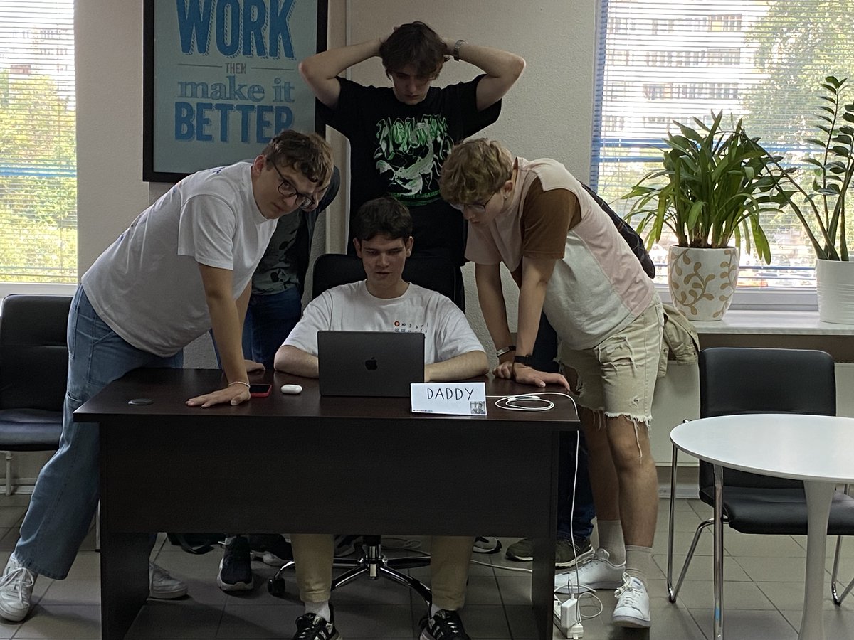 cr1of0xx's tweet photo. caught my neighbor team getting together and discussing important issues

@fruneen what is so interesting there?🙃🙂 https://t.co/wfZMOviWzQ