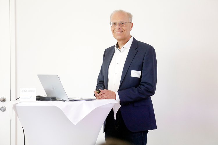 OSTWINDgroup's tweet photo. Hand in Hand in Richtung Energiezukunft 🤝Auf dem Bayerischen EnergieForum in Gunzenhausen sind wir mit kommunalen Entscheider*innen  in den Austausch gegangen. Wir freuen uns, dass immer mehr Gemeinden in Bayern starke Impulse für Erneuerbare Energien setzen. ☀🍃 https://t.co/28qMXwhouj
