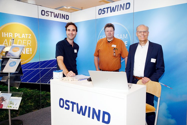 OSTWINDgroup's tweet photo. Hand in Hand in Richtung Energiezukunft 🤝Auf dem Bayerischen EnergieForum in Gunzenhausen sind wir mit kommunalen Entscheider*innen  in den Austausch gegangen. Wir freuen uns, dass immer mehr Gemeinden in Bayern starke Impulse für Erneuerbare Energien setzen. ☀🍃 https://t.co/28qMXwhouj