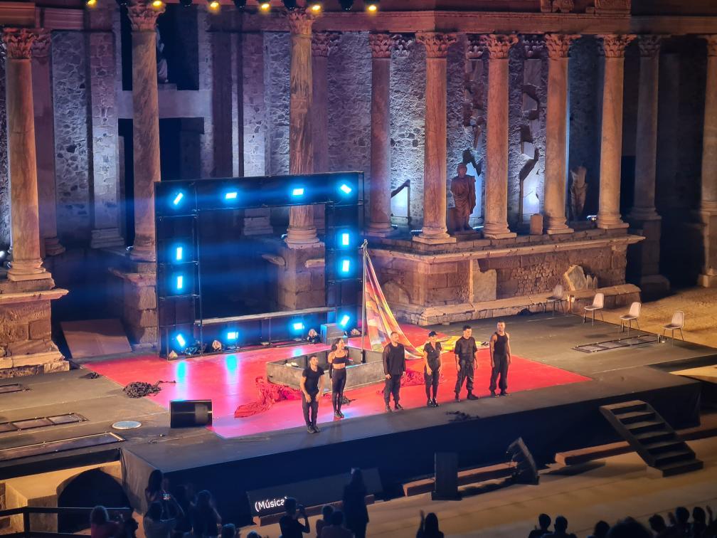 plenaextremadur's tweet photo. 🎭En los últimos días, personas con #discapacidadintelectual de Vera Plena inclusión y Plena inclusión Llerena han asistido al @Festival_Merida, gracias al convenio de colaboración entre la federación y la organización.

#discapacidad #inclusion #teatro #arte #verano https://t.co/JrgXmg4qbP
