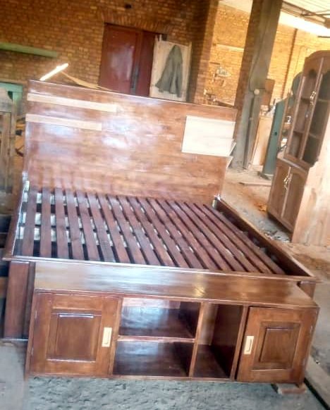 EnabelauBurundi's tweet photo. 2/2 Les formateurs/producteurs et les lauréats en #menuiserie des centres de #Muyinga, #Karusi, #Bwoga & #Gitaba, partenaires du projet ACFPT d'@EnabelauBurundi renforcent leurs compétences pour mieux répondre aux besoins du marché local. https://t.co/pZoCdntil8