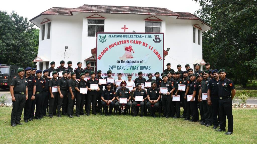 IaSouthern's tweet photo. GOC-in-C #SouthernCommand & Colonel 11 GR & Sikkim Scouts extends his appreciation to 11GRRC for organising a noble #BloodDonation drive in order to commemorate the sacrifice of #Tupul Heroes. The month long event which witnessed huge participation culminated on #kargilvijaydivas https://t.co/WtulT5qBed