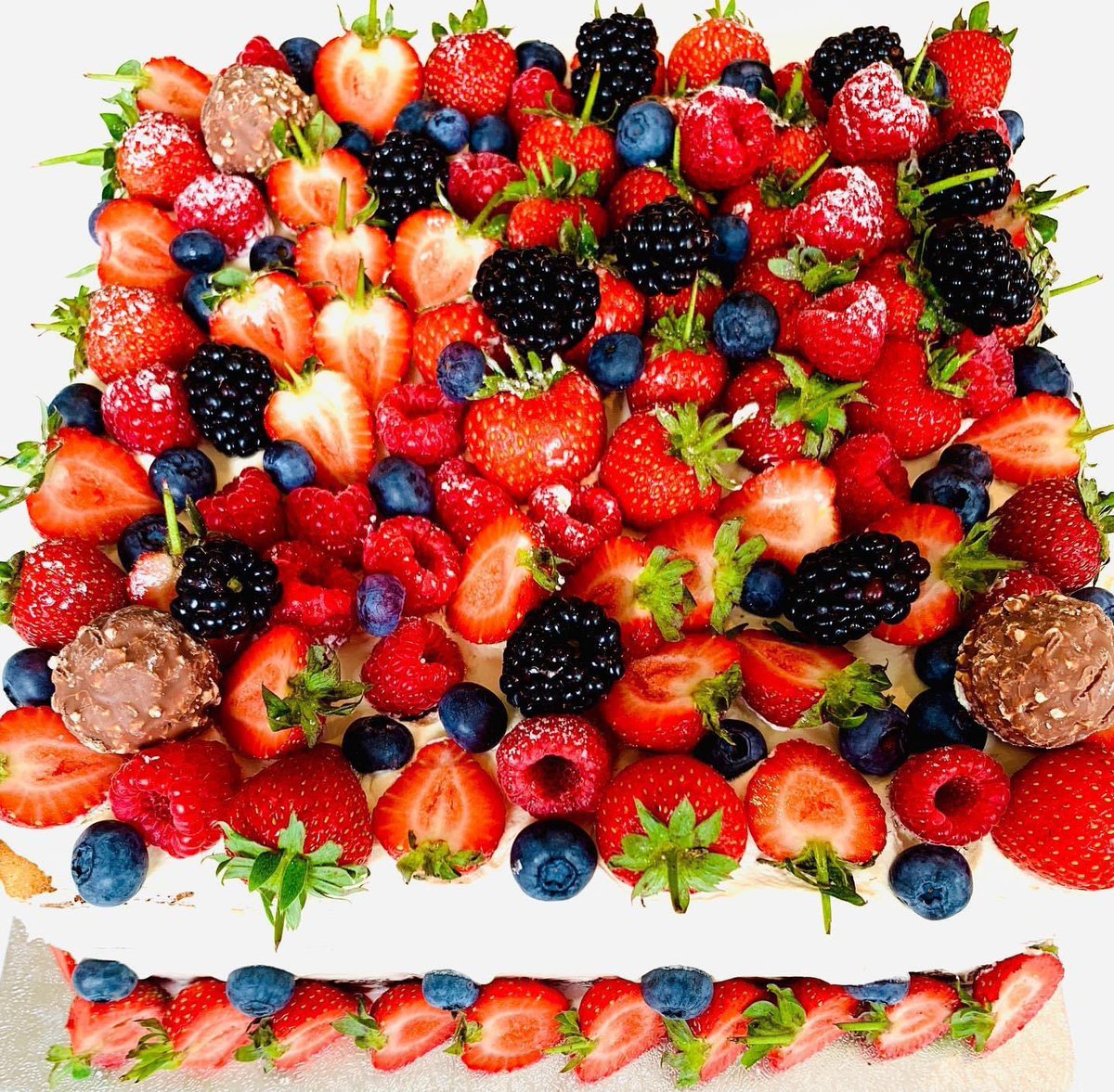 ArtSaima's tweet photo. Freshly made from scratch. Vanilla sponge with vanilla cream chantilly and fresh berries dusted with icing sugar.. 
#cake #artofbaking #berries #creamchantilly #fruitcake #birthday #celebration https://t.co/eJZA9IuHPv