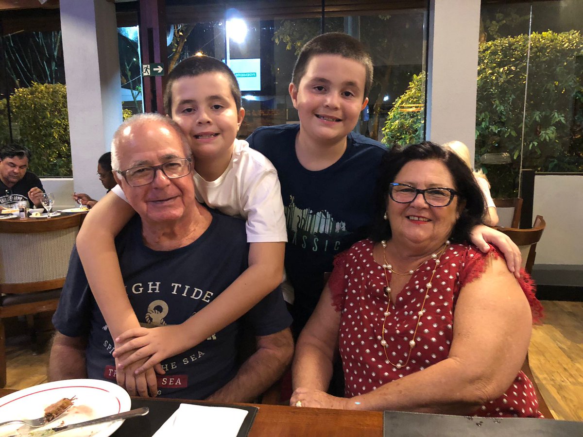 pollytmontaldi's tweet photo. Feliz dia dos avós!! Meus pais Roberto e Rita e meus filhos Pedro e João. 
#bdsp https://t.co/z0i0sXSVEb