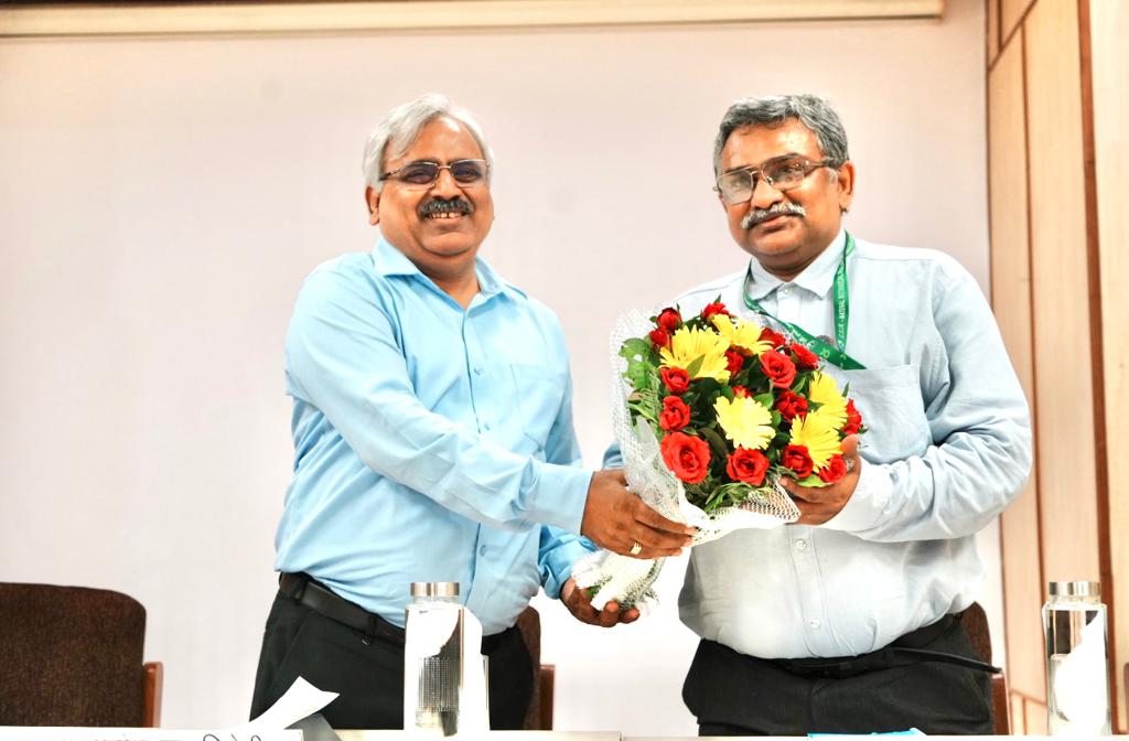 CSIRCIMAP's tweet photo. Dr. Ajit Kumar Shasany, Director, @csirnbrilko  enlightened @CSIRCIMAP staff and students with his keynote talk on Intellectual Property Rights on 25 July 2023. Director CSIR-CIMAP also addressed the audience highlighting the essence of boudhik sampada.#AzadiKaAmritMahotsav https://t.co/QLC4oscx7x
