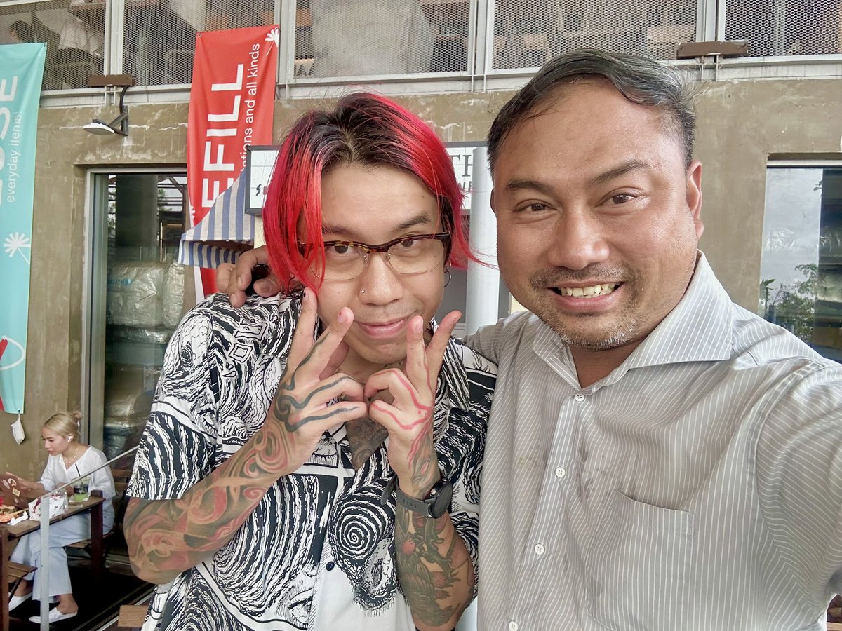 วันนี้บังเอิญเจอ Creative สายจัดจ้าน “เป๋ง ชานนท์ ยอดหงส์” พ่อน้องสายไหม เป็นคนที่มีคนรักมากมาย เป๋งพลาดเมื่อไหร่ บาทาทุกคนพร้อมจะเหยียบย้ำ 555.. ใครๆ ก็รักเค้า 😆