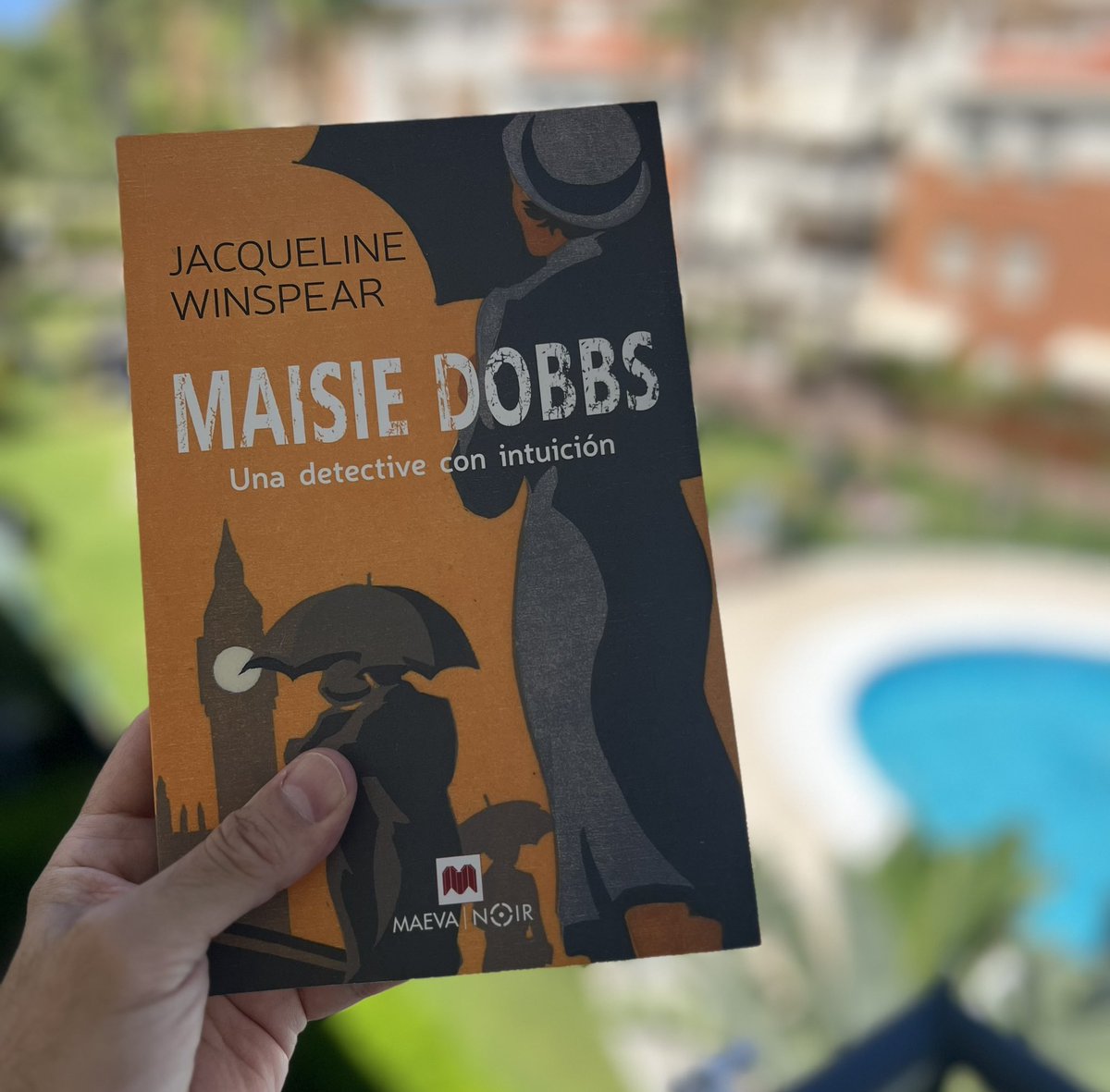 #BuenosDías y #BuenasLecturas. #Hoy nos vamos a zambullir en las páginas de #MaisieDobbs: Una Detective con Intuición de Jacqueline Winspear, primera entrega de las aventuras de esta investigadora que ha encandilado a miles de lectores.

#VeranitoLector2023 <a href="/MaevaEdiciones/">Ediciones Maeva</a>