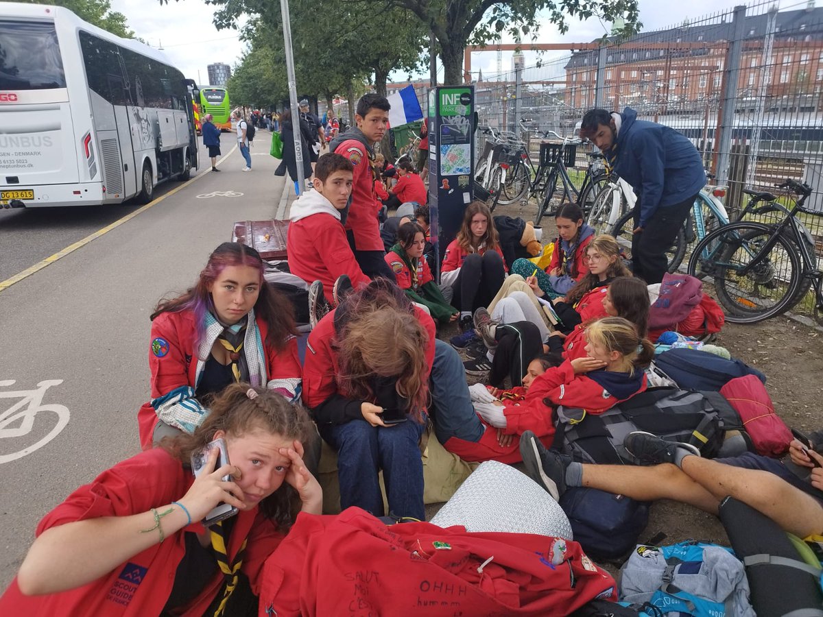 mslr75's tweet photo. 🇫🇷🚌 FLASH | Un chauffeur #Flixbus a refusé de prendre un groupe de scoute, à #Copenague #Danemark. 
👉 Ils étaient venu de France en Flixbus mais au retour le chauffeur n'a pas voulu les reprendre
Aucune news, les enfants sont en attente d'un rappel du service client de Flixbus. https://t.co/YZlHp3G9TK