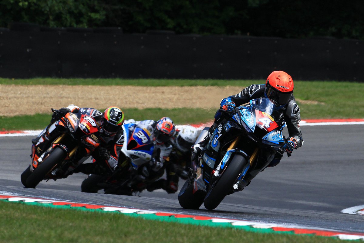 Motocourse1's tweet photo. @PirelliMoto Superstock @OfficialBSB @Brands_Hatch @danlinfoot @joefrancisracin @samcoxracing https://t.co/4rtvFh10Iq