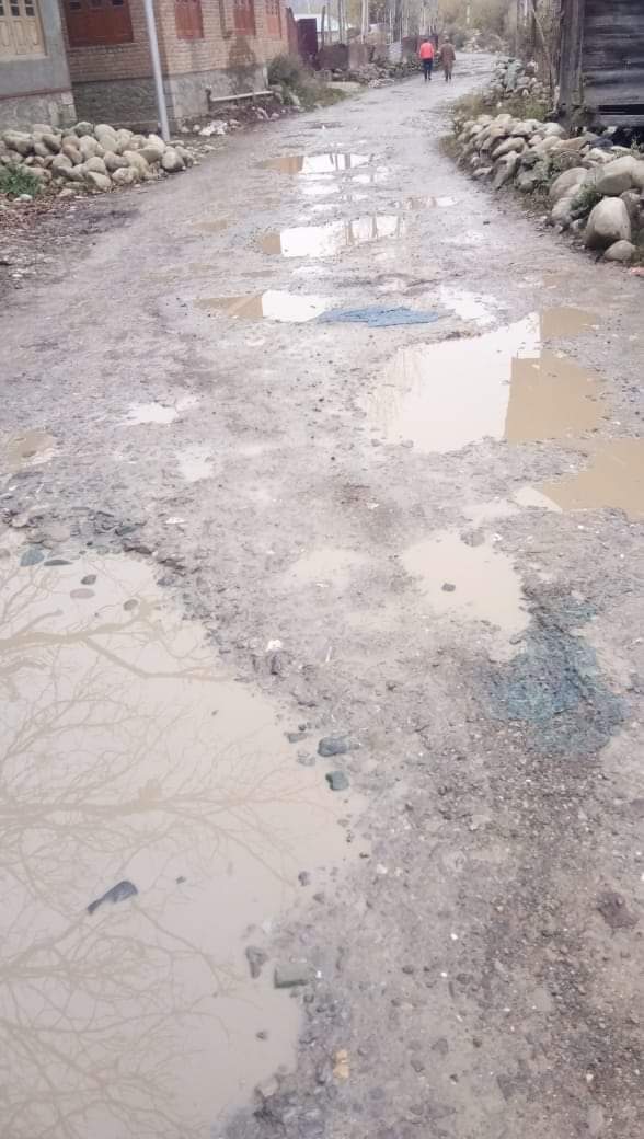 GhaaziRehman's tweet photo. #potholes #poorstate #Budgam #Drang
Dangerous state of road from Pakharpur to Drang.These potholes pose danger of accidents and mishaps.
#Budgam administration has turned a blind eye.
#Budgam we urge you…
@OfficeOfLGJandK
@manojsinha_
@akshaylabroo
@DC_Budgam
@diprjk https://t.co/1qgxssL6pM