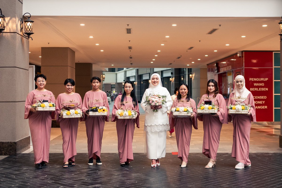 twinkbinksss's tweet photo. Solemnization &amp; Reception 
#AimeantforBianca
Solemnization Attires : @mode.miroljonit 
Reception Attires : @ambianzebyschaawwall (Bride) &amp; @hakim.vt (Groom)
Photographer &amp; Videographer : @picturesqueproduction.my 
MUA : @azni.hadi (Bride) @groomstylebygiegone (Groom) https://t.co/NoFOLCRHCn