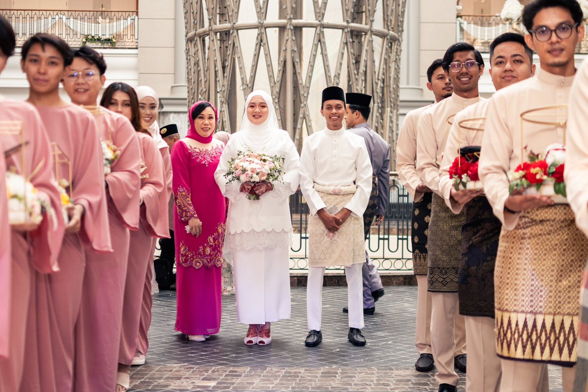 twinkbinksss's tweet photo. Solemnization &amp; Reception 
#AimeantforBianca
Solemnization Attires : @mode.miroljonit 
Reception Attires : @ambianzebyschaawwall (Bride) &amp; @hakim.vt (Groom)
Photographer &amp; Videographer : @picturesqueproduction.my 
MUA : @azni.hadi (Bride) @groomstylebygiegone (Groom) https://t.co/NoFOLCRHCn