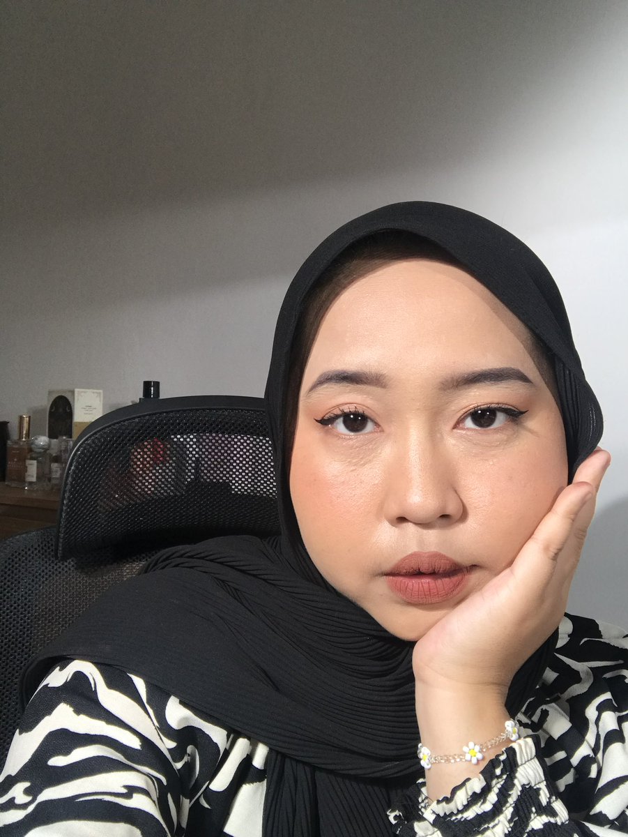 kaaayrr_'s tweet image. Mau spill complexion yang aku pake di meap aku satu inii. hasilnya flawless🥹🫶🏻
Harga nya murah, gabikin kantong bolong, coverage nya cakep bgt, finish nya flawless dikulit ku yang kering ini🫶🏻