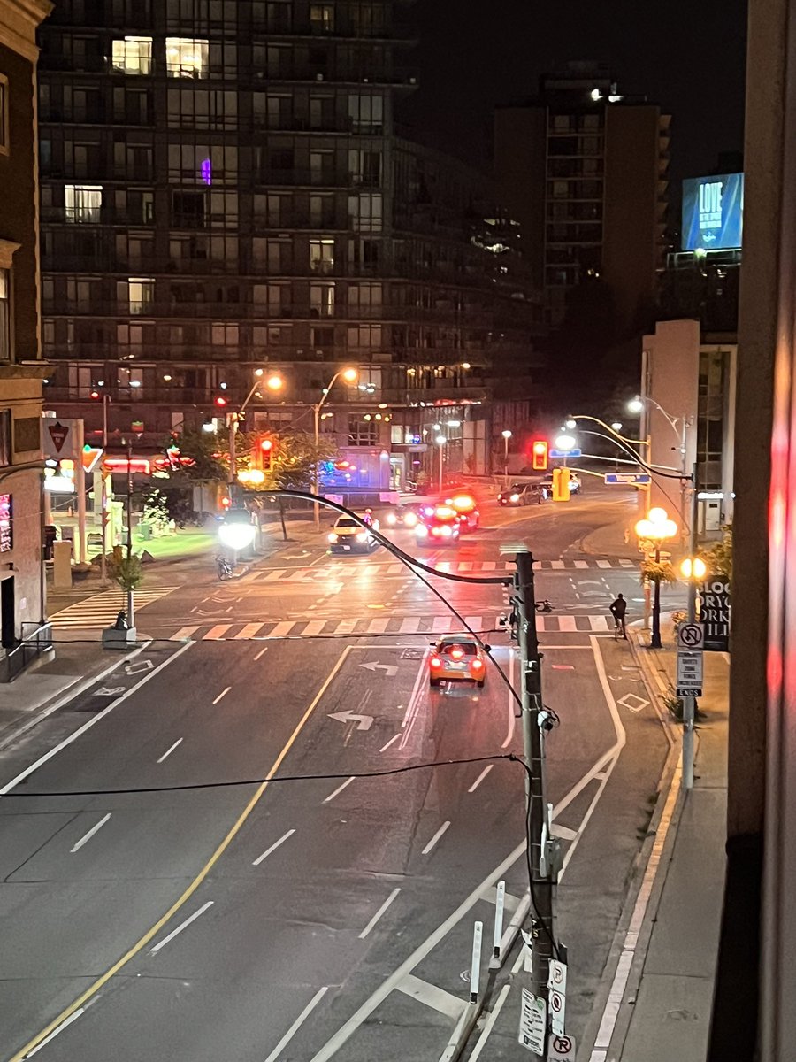 sr__media's tweet photo. @CP24 any idea what’s happening in Yorkville? Police vehicles stopped at Yonge/Davenport and McMurrich/Davenport with more circling the block. https://t.co/kvIkAbO08q