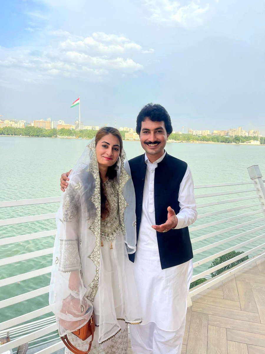 مـــرګــه پـــه تــا مـــــې بـــــاور نشتــــــــه
دوه ورځې ژوند دے په خندا یې تېروومه
<a href="/Almas_Khanam/">Almas Khanam</a>
