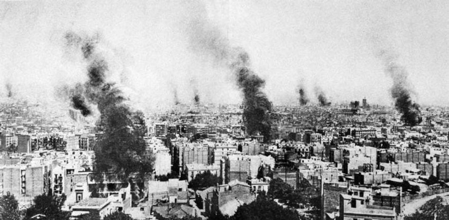 MemoriaHis's tweet photo. 26 de julio de 1909. Comenzó la revuelta popular: Semana Trágica.
Antonio Maura quería enviar tropas de reserva a la Guerra de Melilla, siendo la mayoría padres de familia de clase obrera. Los sindicatos convocaron la huelga general y el ejército respondió duro #RosaDeFoc 🌹✊ https://t.co/1nFjevPqQ6