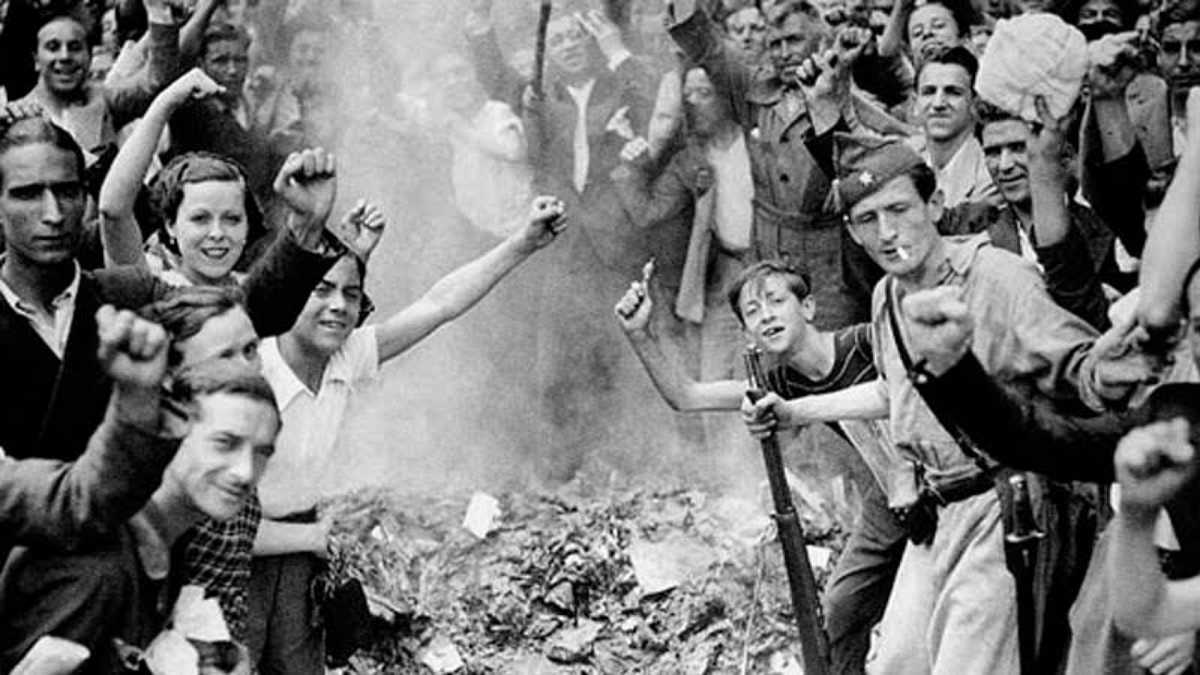 MemoriaHis's tweet photo. 26 de julio de 1909. Comenzó la revuelta popular: Semana Trágica.
Antonio Maura quería enviar tropas de reserva a la Guerra de Melilla, siendo la mayoría padres de familia de clase obrera. Los sindicatos convocaron la huelga general y el ejército respondió duro #RosaDeFoc 🌹✊ https://t.co/1nFjevPqQ6