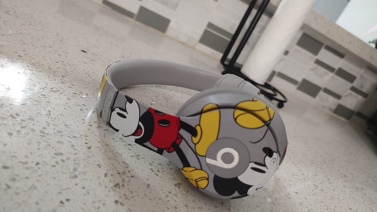 AndrewSmith121's tweet photo. @beatsbydre love your products..my son bought me these I broke them my fault but then I ordered the same ones to fool him lol but they don't work ... Can you help me please so i don't have to spend another 250 😂😂 #Leggoooo 🤔😂 https://t.co/sRoVWuf4y1