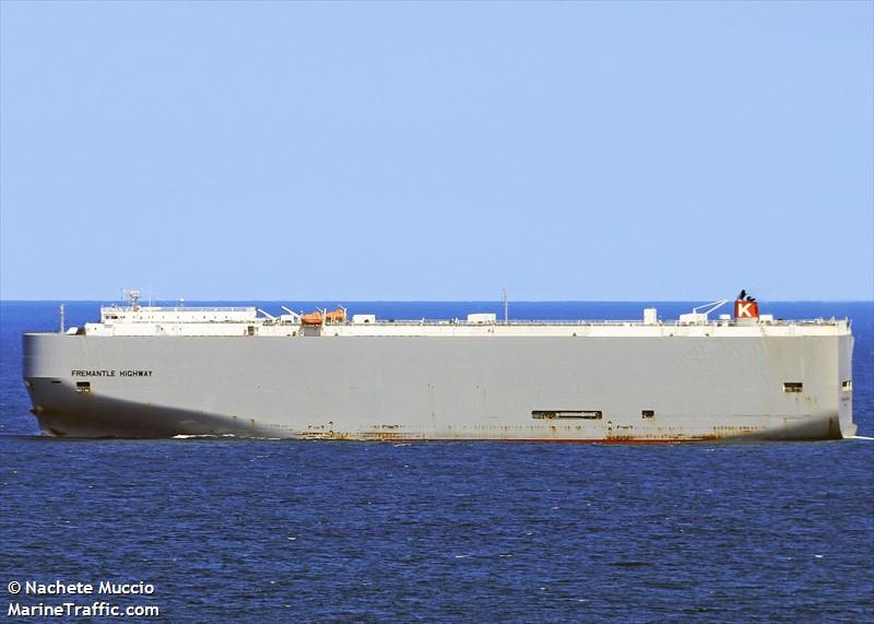 Scannernet's tweet image. Diverse hulpdiensten (o.a. Kustwacht, KNRM en bergers) zijn inmiddels ter plaatse om hulp te verlenen. Schip zou slagzij maken en vuur is nog niet volledig onder controle. Onder de bemanning zou één dode en diverse gewonden zijn gevallen. #Noordzee #FremantleHighway #SAR