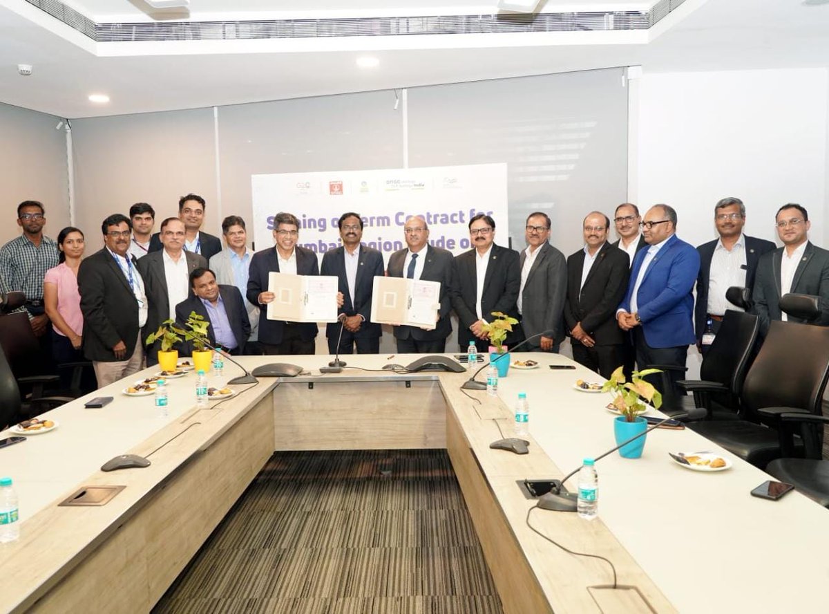 ONGC_'s tweet photo. Sealing the 1st ever Term agreement for the sale of Mumbai Offshore #crudeoil post Marketing freedom, #ONGC strengthens its long-standing association with  #BPCL.
This remarkable milestone paves the way for even greater synergies and prosperity.
 
#ONGCJeetegaTohJeetegaIndia
#IndiaEnergyWeek2024 
#YouAreEnergy

@g20org