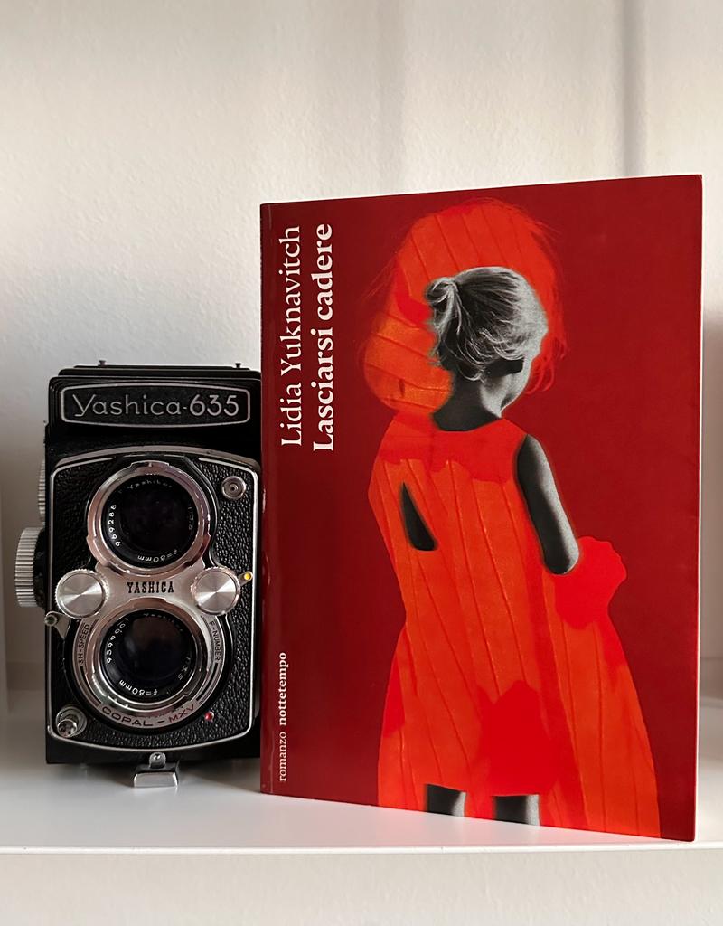 "Ogni io è un romanzo in fieri": dentro il vorticoso #LasciarsiCadere di <a href="/LYuknavitch/">lidia yuknavitch</a>, tra bambine, vite, morti, fotografie. Ne parlo oggi su <a href="/CLetteraria/">CriticaLetteraria</a> criticaletteraria.org/2023/07/lidia-… <a href="/nottetempoediz/">edizioni nottetempo</a>