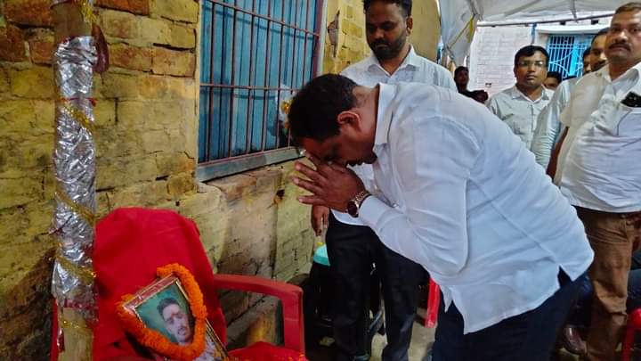 anilkumar4bihar's tweet photo. अंततः बहुजन समाज पार्टी के संघर्ष एवम दवाब  के बाद भाई राजा पटेल के हत्या के 15 दिनों बाद सारण जिला प्रशासन ने तीन नामजद हत्यारों को गिरफ्तार कर जेल भेजा। हमे पूर्ण विश्वास है कि माननीय न्यायालय हत्यारों को उचित कार्यवाही कर कड़ी से कड़ी सजा सुनाएगी। https://t.co/aTchkdl9Vq