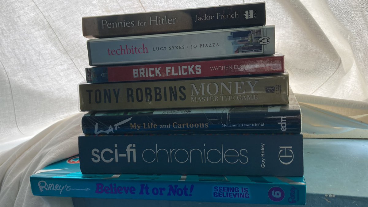 silvercoyote's tweet image. Price ranging from RM45 to RM10 each - to DM me follow me first as some may not be able to message me. RT please 

#prelovedbooks