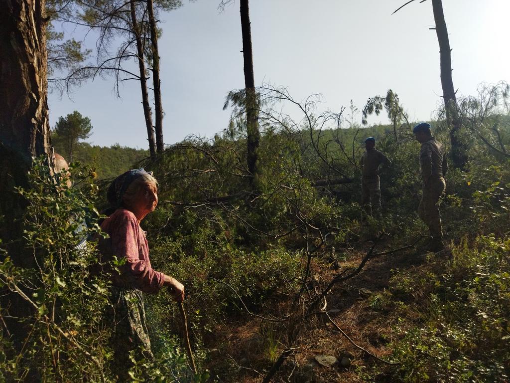 Tüm engellemelere rağmen Ormana girdik, kesimi engellemek için. Buradayız, gitmiyoruz. 88 yaşındaki Zehra nene #AkbeleneDokunma diyor!