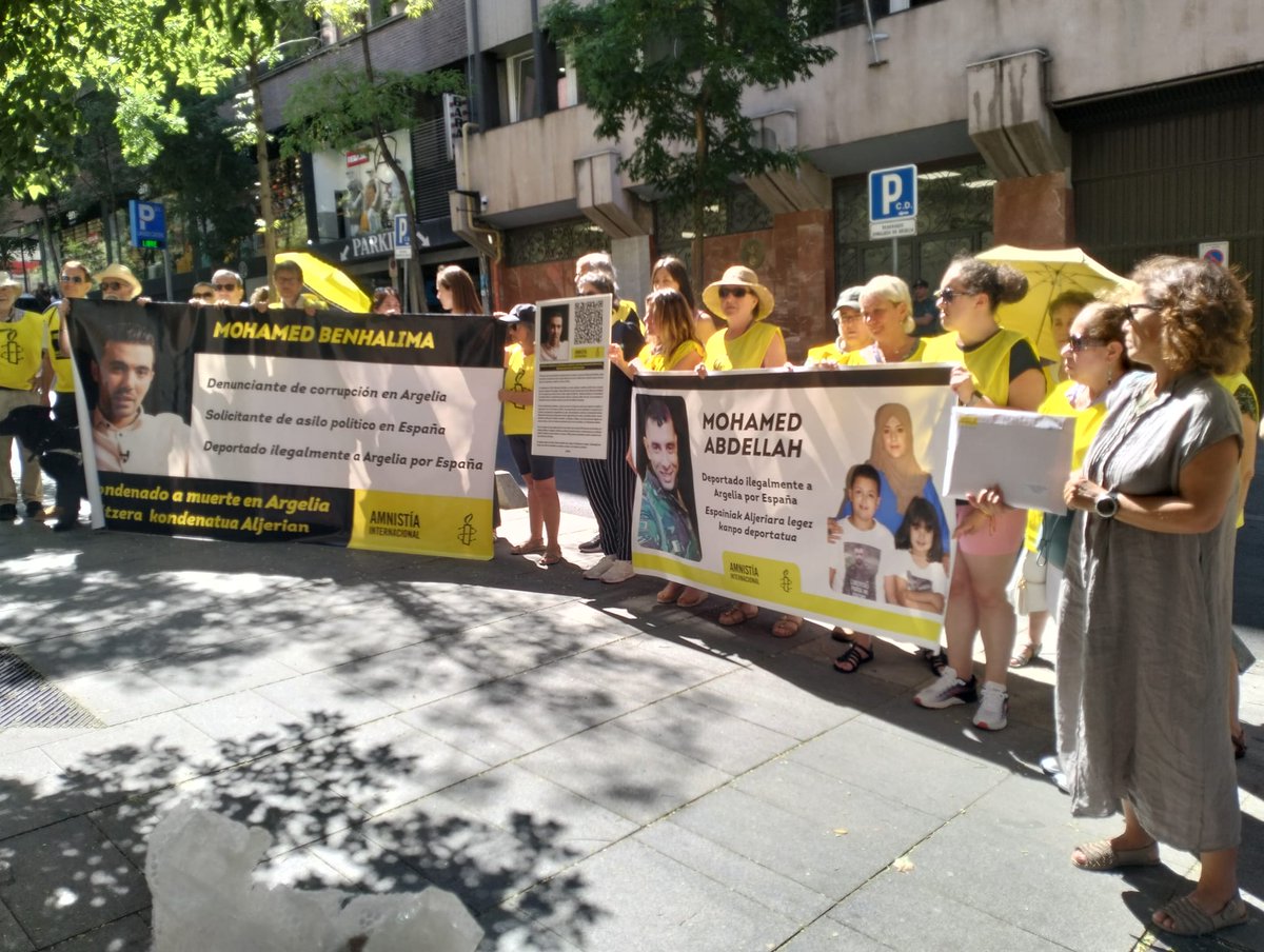 <a href="/amnistiaespana/">Amnistía Internacional España</a> se concentró ante la embajada de #Argelia en Madrid. Pidió la liberación de Mohamed Abdellah y Mohamed Benhalima, 2 militares disidentes que huyeron a #España. Grande-Marlaska, (<a href="/interiorgob/">Ministerio del Interior</a>) les expulsó a Argelia pese a que Benhalima había sido condenado a muerte