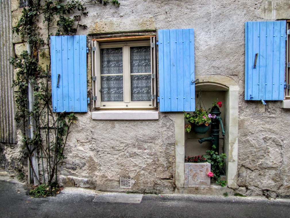Wednesday is for windows...this one's in Azay-le-Rideau. #wednesdayforwindows #loirevalley #france