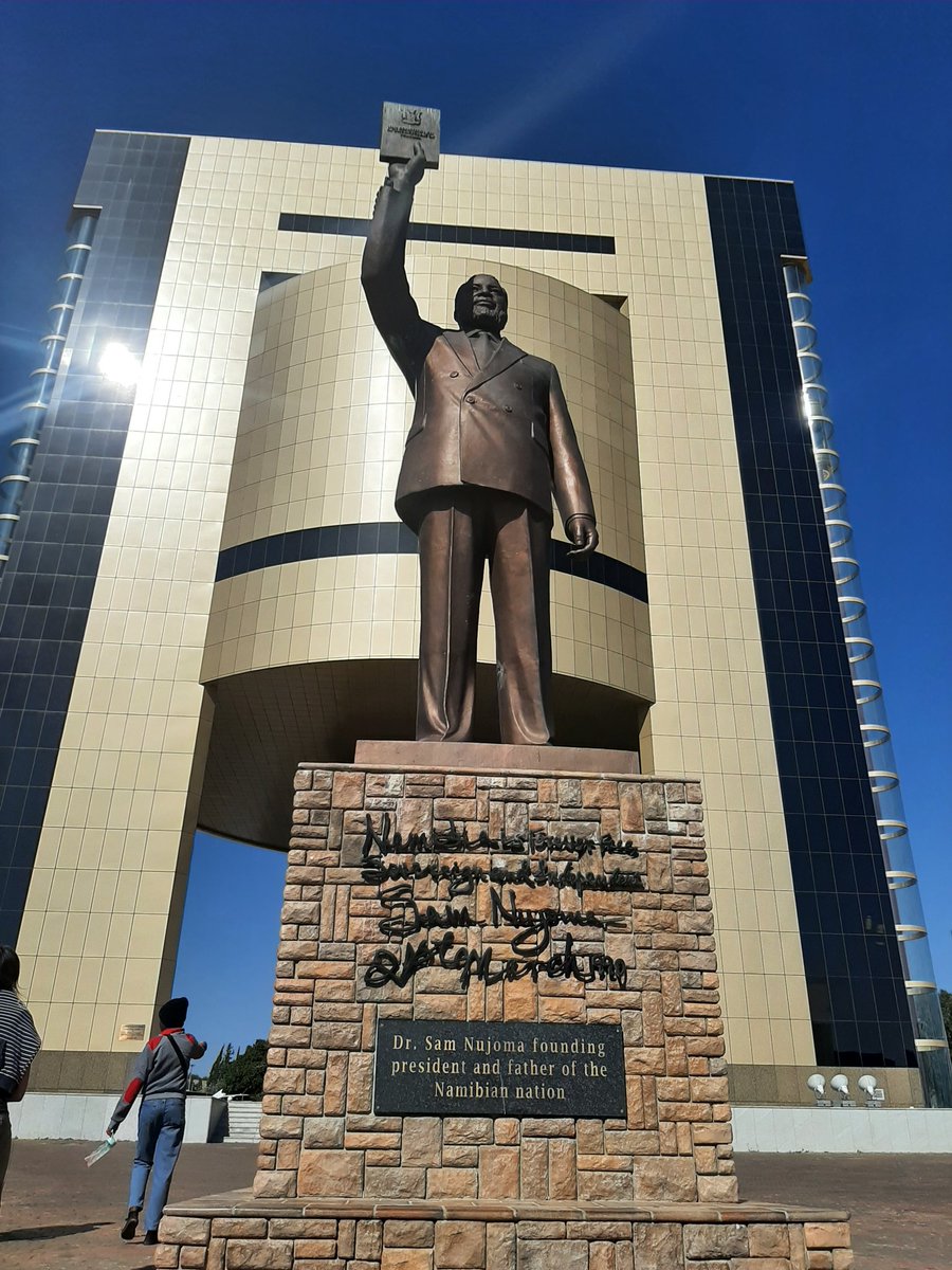HotelInsonmia's tweet photo. Durante años Corea del Norte fue aliada de #Namibia2023. A los coreanos les interesaba el uranio namibio, una cuestión de actualidad gracias a OPPENHEIMER (2023). En agradecimiento, los coreanos regalaron a #Wyndhoek2023 este monumento, conocido localmente como la cafetera... https://t.co/mXkBwSIOUm