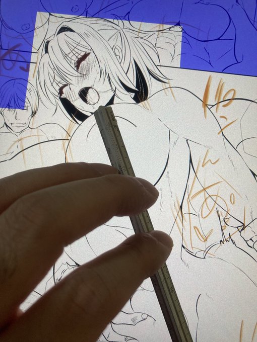 クリスタのTipsで1番役にたったの、「画面に直接定規あてて線を引く」かも

実際に線まで引くことは稀だけど集中線の中心出したりする時直感的に使えて便利
これはほんと固定観念から解放された 